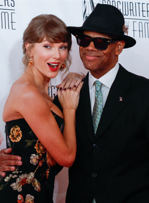 TaylorSwift_SongwritersHallOfFame_June112026_HQPicsSpace_72_34dc99410fb4453d.jpeg