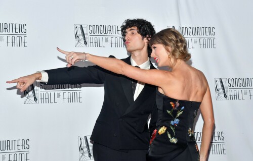 TaylorSwift_SongwritersHallOfFame_June112026_HQPicsSpace_73_60aae090c5cde3f8.jpeg