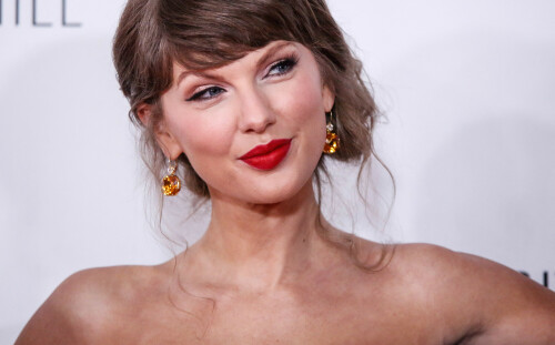 TaylorSwift_SongwritersHallOfFame_June112026_HQPicsSpace_74_c815f07c491678bb.jpeg