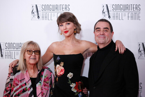 TaylorSwift_SongwritersHallOfFame_June112026_HQPicsSpace_75_7036ddea4962ddd1.jpeg