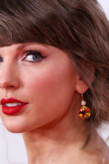 TaylorSwift_SongwritersHallOfFame_June112026_HQPicsSpace_76_f8e5e4d3c092e7f2