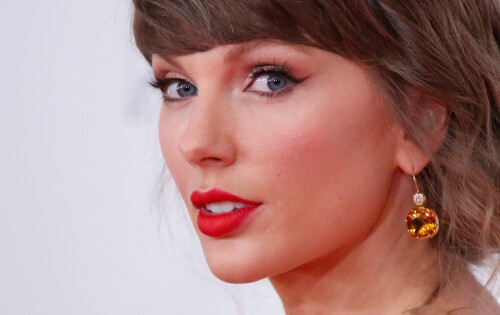 TaylorSwift_SongwritersHallOfFame_June112026_HQPicsSpace_77_04e16d64bda29357.jpeg