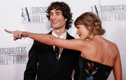 TaylorSwift_SongwritersHallOfFame_June112026_HQPicsSpace_79_578d1ecf5ef8e741.jpeg