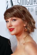 TaylorSwift_SongwritersHallOfFame_June112026_HQPicsSpace_80_dab048c12b253417
