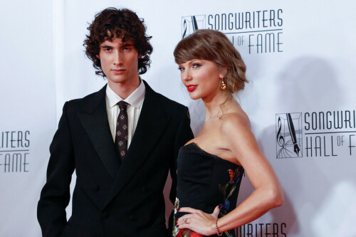 TaylorSwift_SongwritersHallOfFame_June112026_HQPicsSpace_84_e183d60e1f41f86f.jpeg