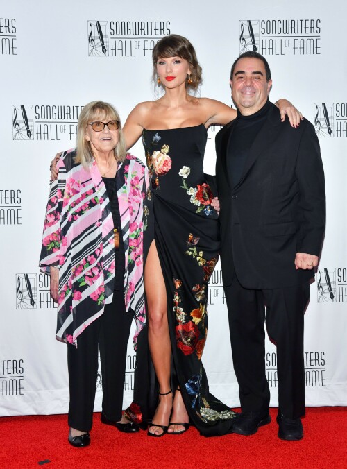 TaylorSwift_SongwritersHallOfFame_June112026_HQPicsSpace_88_d327820e1f00d133.jpeg