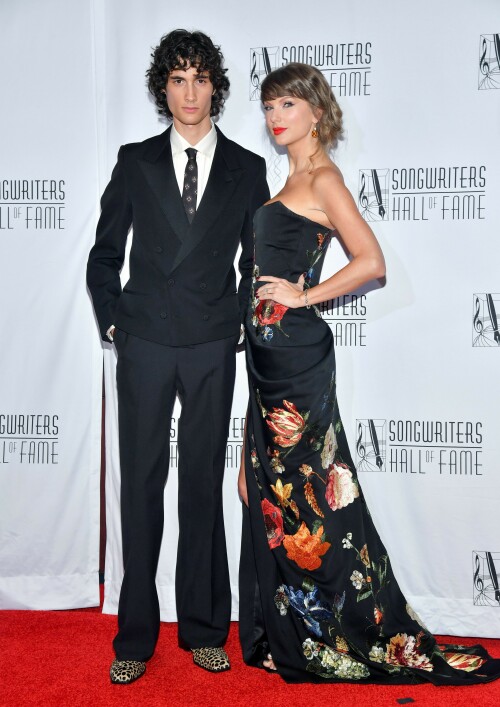 TaylorSwift_SongwritersHallOfFame_June112026_HQPicsSpace_91_8069afa7f58b97c8.jpeg