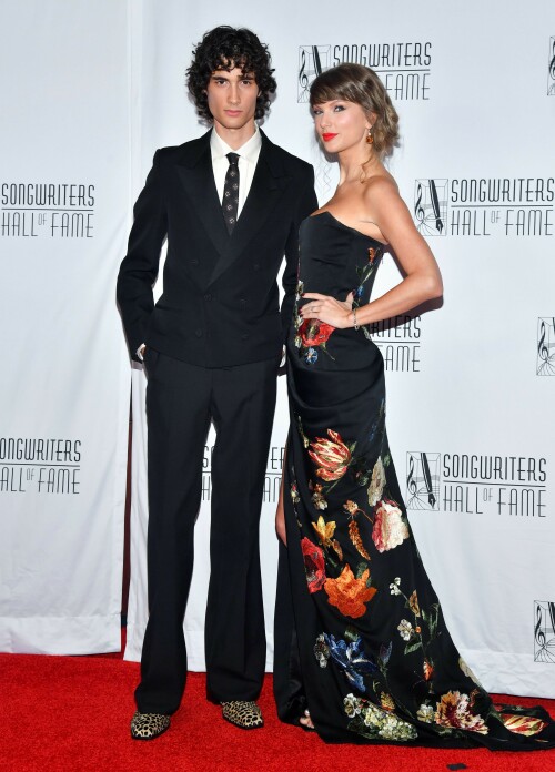 TaylorSwift_SongwritersHallOfFame_June112026_HQPicsSpace_94_8bf774a50c2c5117.jpeg