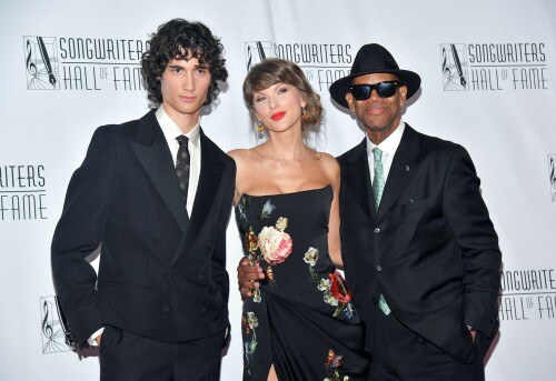 TaylorSwift_SongwritersHallOfFame_June112026_HQPicsSpace_95_bba0008567c8e495.jpeg