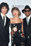 TaylorSwift_SongwritersHallOfFame_June112026_HQPicsSpace_95_bba0008567c8e495