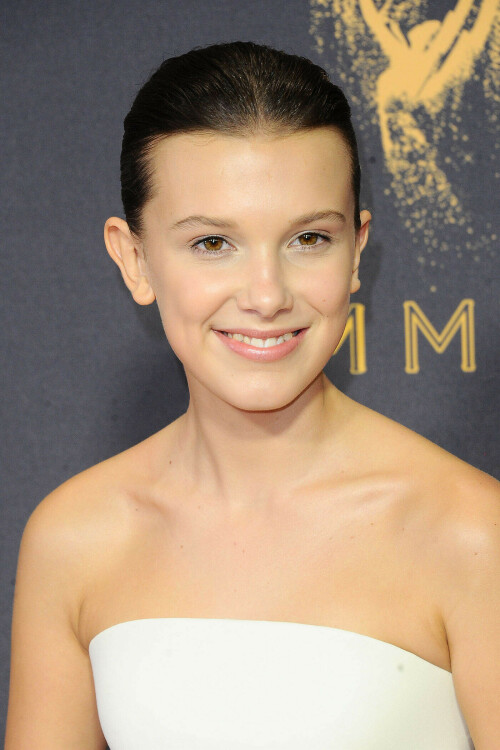 MillieBobbyBrown_2017_EmmyAwards_108_fc349cb3b6eb0cf0.jpeg
