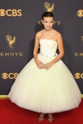 MillieBobbyBrown_2017_EmmyAwards_135_281c21263991ca07