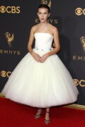 MillieBobbyBrown_2017_EmmyAwards_136_aef2154a8e436348