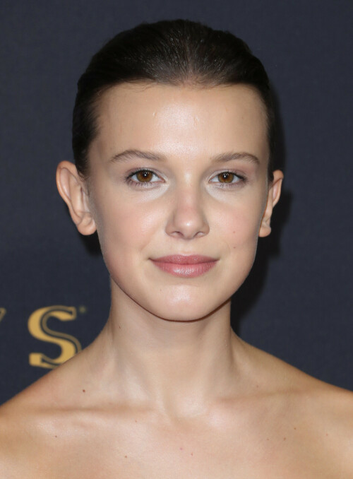 MillieBobbyBrown_2017_EmmyAwards_159_0e0365242e6ee4aa.jpeg