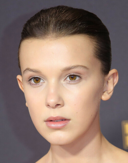 MillieBobbyBrown_2017_EmmyAwards_164_14eb1be3a5863e20.jpeg