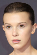 MillieBobbyBrown_2017_EmmyAwards_164_14eb1be3a5863e20