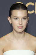 MillieBobbyBrown_2017_EmmyAwards_165_31658caedbe00eea
