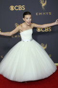 MillieBobbyBrown_2017_EmmyAwards_168_1208c1bd6c7543a8