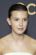 MillieBobbyBrown_2017_EmmyAwards_173_e41fd0c156f7d7e6