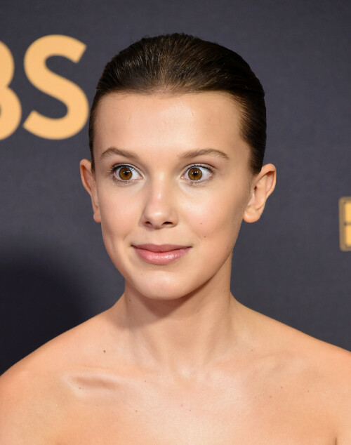 MillieBobbyBrown_2017_EmmyAwards_176_4c015f672aaf7b86.jpeg