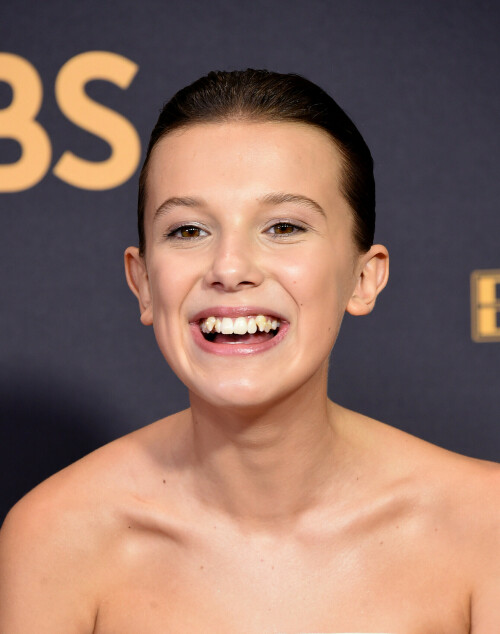 MillieBobbyBrown_2017_EmmyAwards_177_d67bed992d11483b.jpeg
