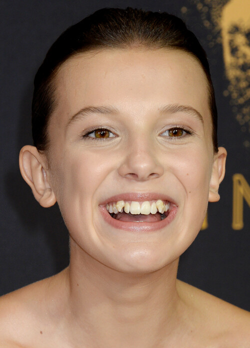 MillieBobbyBrown_2017_EmmyAwards_194_6173ed13d019b7a3.jpeg