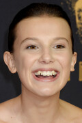 MillieBobbyBrown_2017_EmmyAwards_194_6173ed13d019b7a3