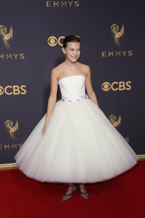 MillieBobbyBrown_2017_EmmyAwards_34_26485ae5629fd081.jpeg
