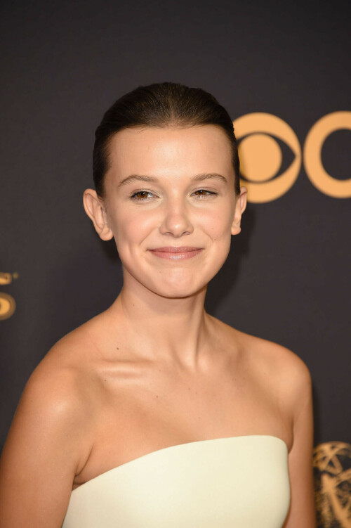 MillieBobbyBrown_2017_EmmyAwards_56_9542b35648ba9441.jpeg