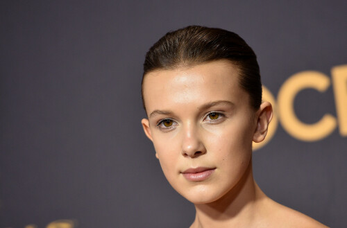 MillieBobbyBrown_2017_EmmyAwards_82_64634172f195bc35.jpeg