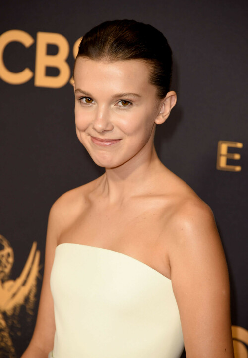 MillieBobbyBrown_2017_EmmyAwards_87_997e975ab86825f6